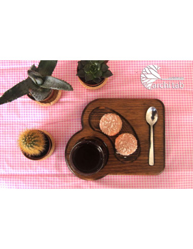 Natural wooden tea presentation plates for those who like to drink tea with a thin waist.