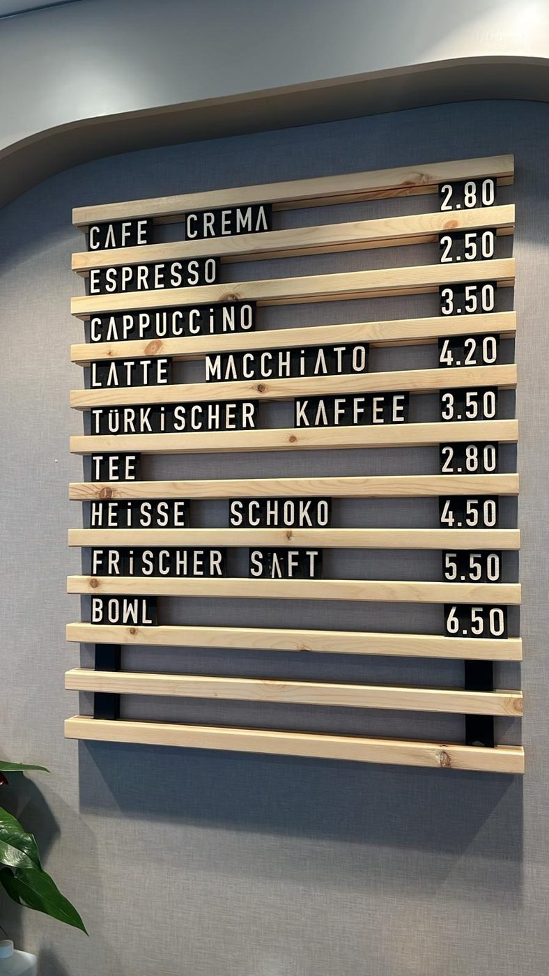 Almanya'daki bir kafede Euro fiyatlı ahşap harf panosu