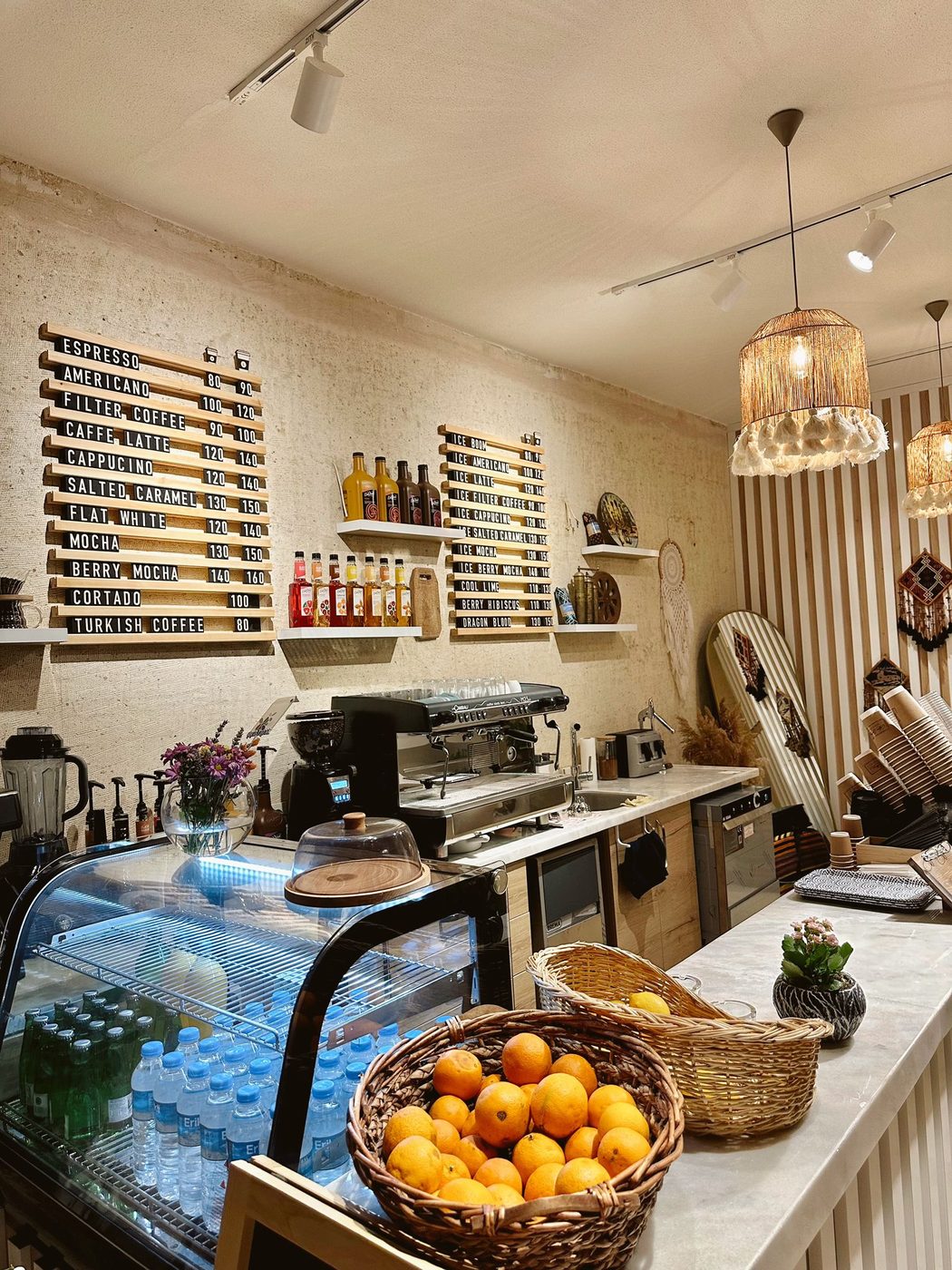 Uçhisar Coffee Shop'ta ana ahşap harf panosu ve yardımcı panel, boho dekorlu taş duvarda