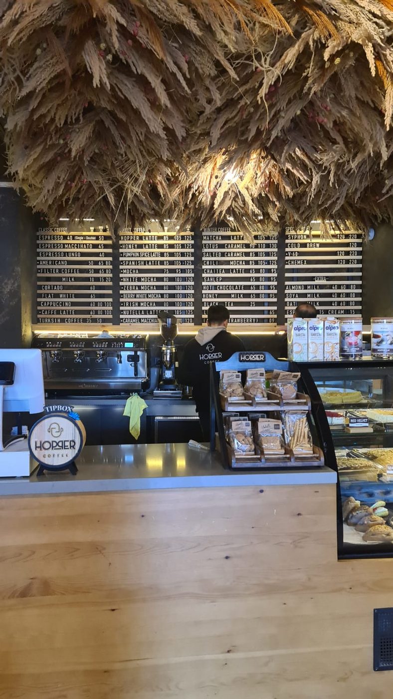 Göreme Hopper Coffee'de dört panolu değiştirilebilir menü panosu; klasik, tatlı ve kış kahveleri ayrı sütunlarda