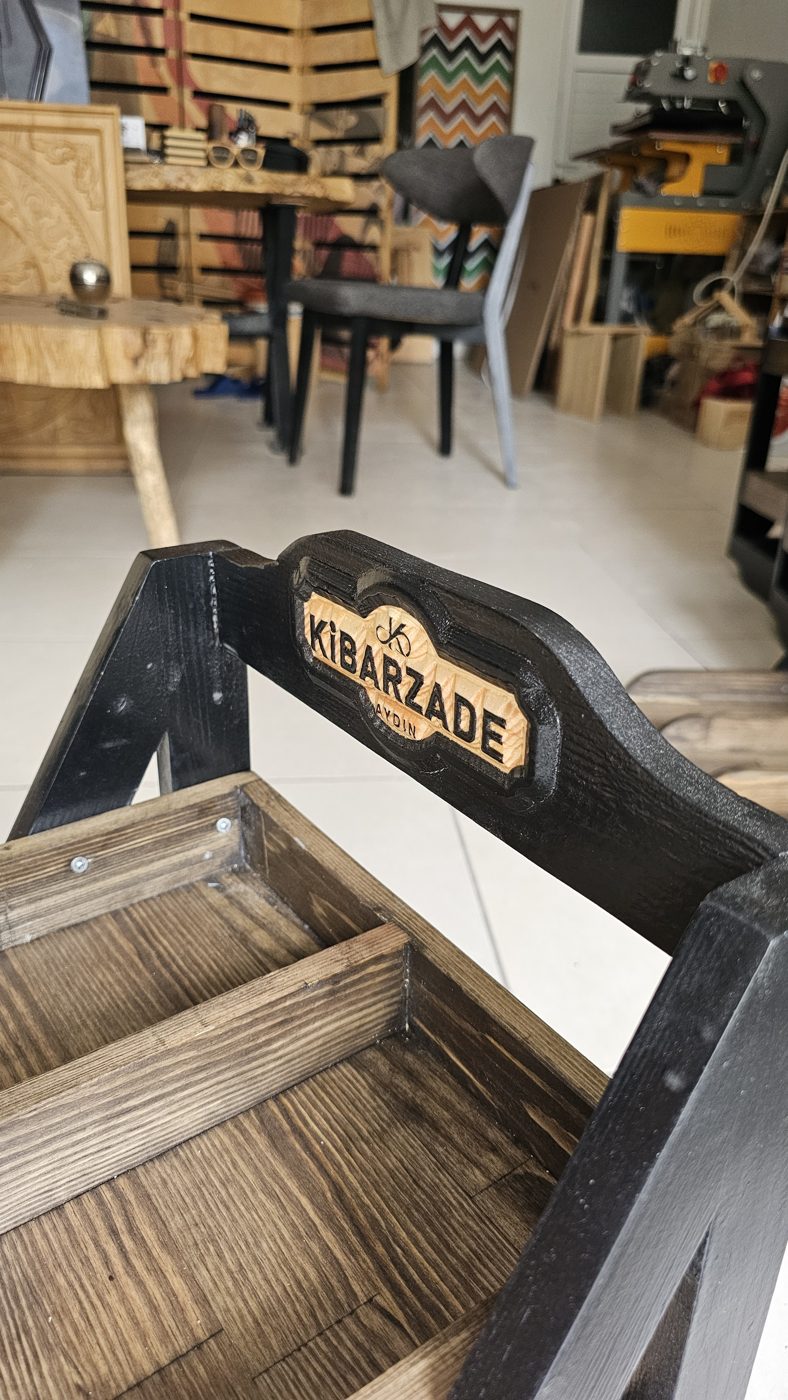 Kabartma logo detayı masif çam stand, vidalı montaj Kibarzade Aydın