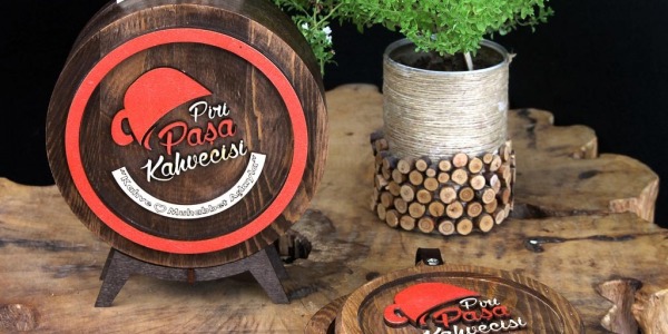 Piri Paşa Kahvecisi için logosundan yola çıkarak hazırladığımız ahşap tipbox ve hesap sümeni